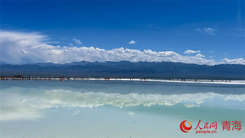 茶卡鹽湖水天一線。人民網(wǎng) 陳明菊攝