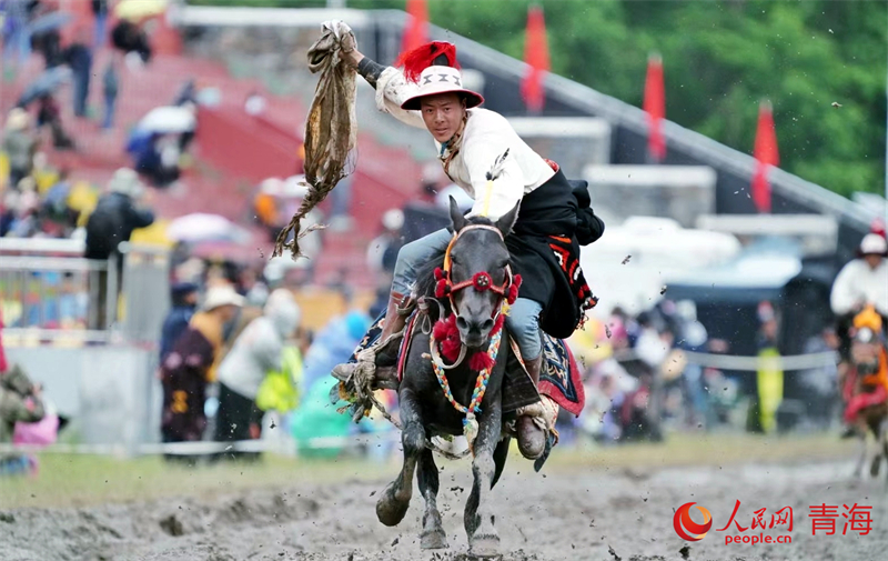 拾哈達比賽。人民網(wǎng) 況玉攝