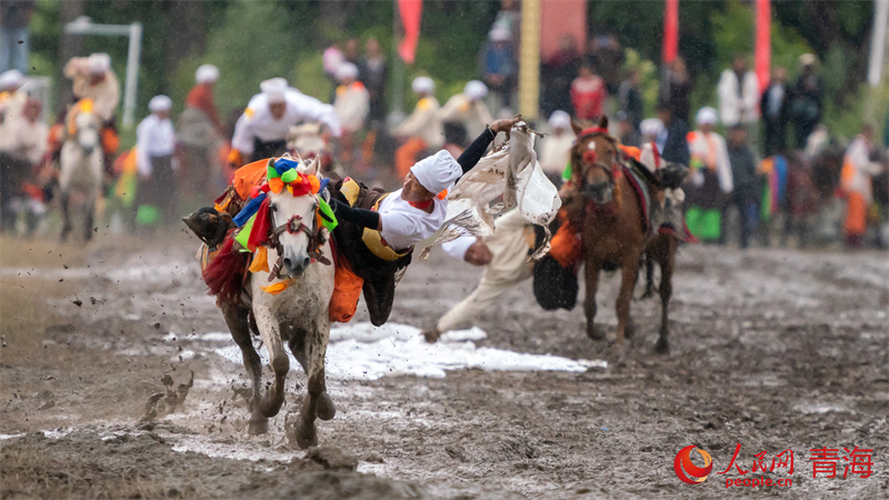 拾哈達比賽。人民網(wǎng) 況玉攝