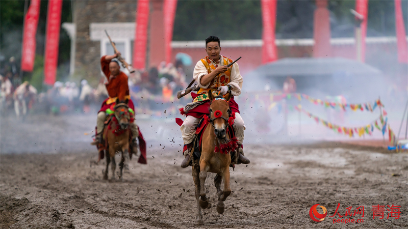 拾哈達比賽。人民網(wǎng) 況玉攝