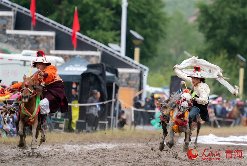 拾哈達比賽。人民網(wǎng) 況玉攝