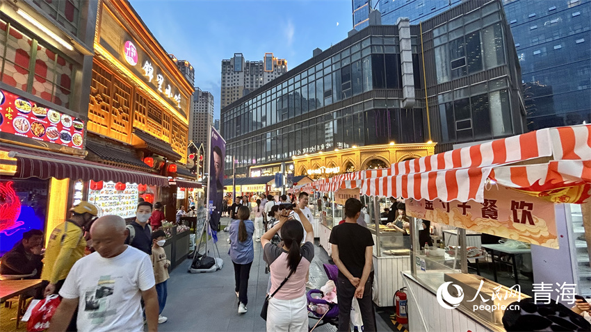 集聚煙火氣的唐道637商業(yè)街區(qū)。人民網(wǎng) 陳明菊攝