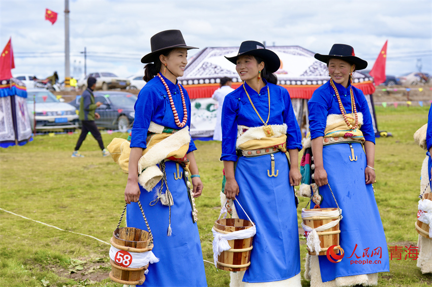 身著節(jié)日盛裝的澤庫牧女。人民網(wǎng) 陳明菊攝