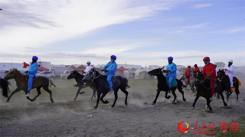 走馬比賽。人民網(wǎng) 況玉攝