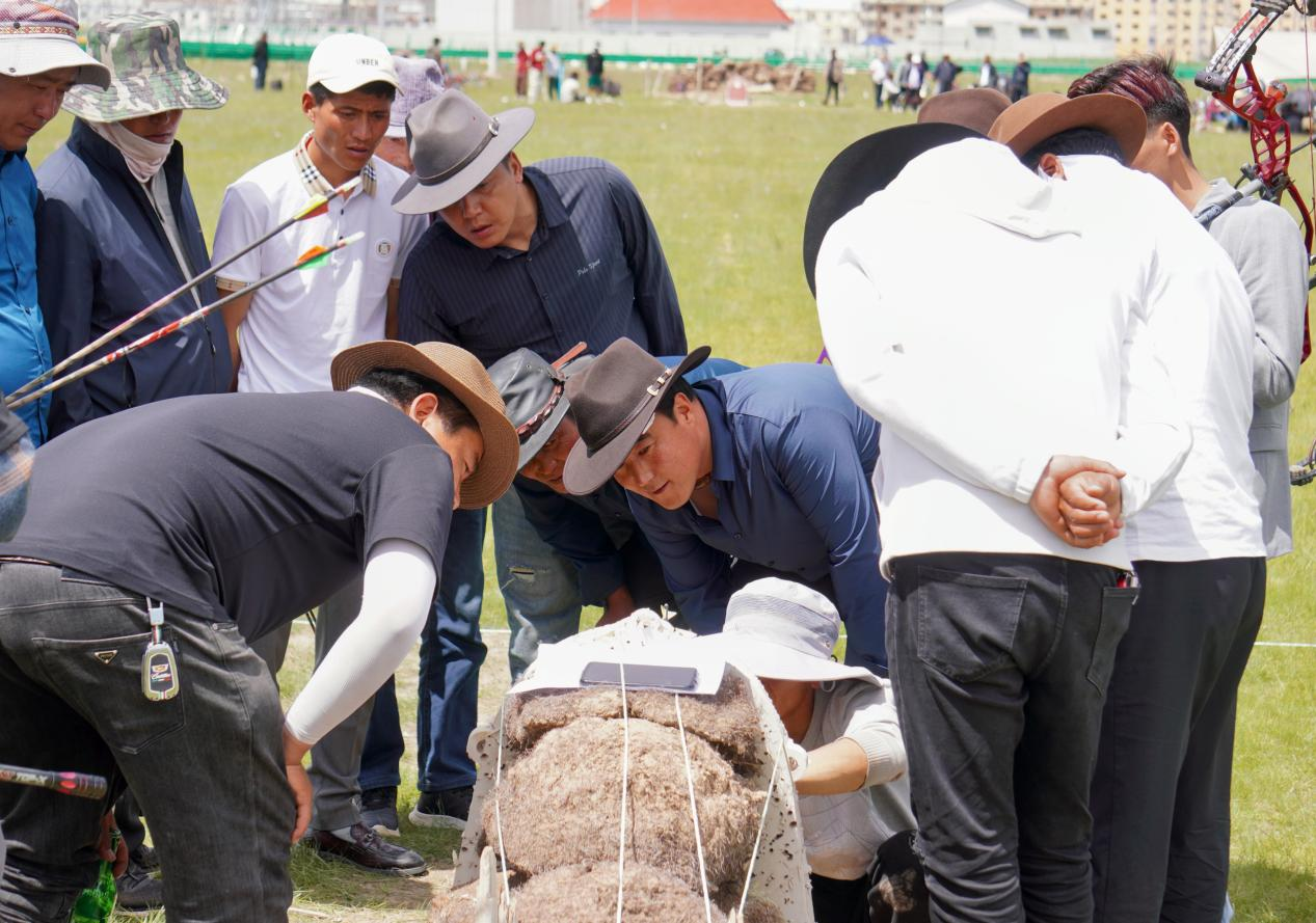 查看射箭成績(jī)。李熙禎攝