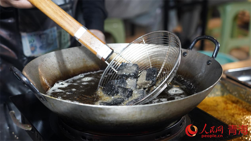 美食制作中。人民網(wǎng) 況玉攝