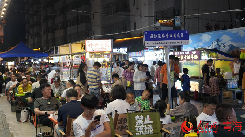 小攤座無虛席。人民網(wǎng) 況玉攝