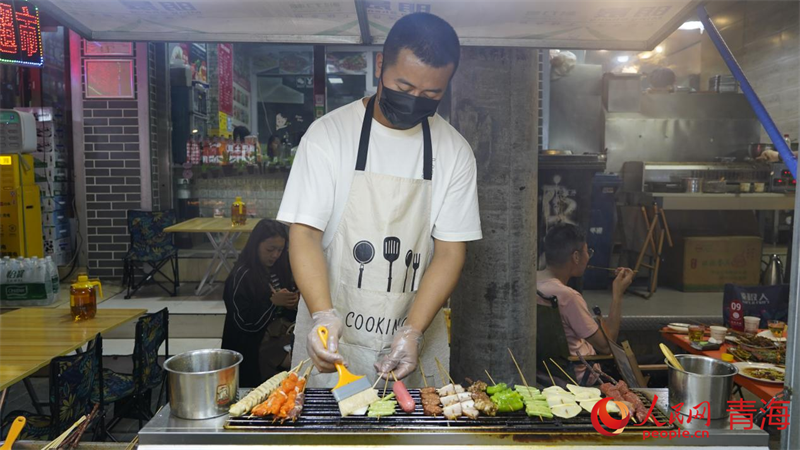 美食制作中。人民網(wǎng) 況玉攝