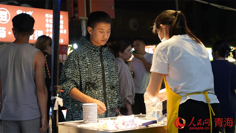 市民購買小吃。人民網(wǎng) 況玉攝