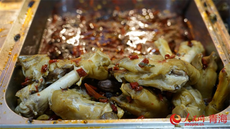 特色羊蹄。人民網(wǎng) 況玉攝