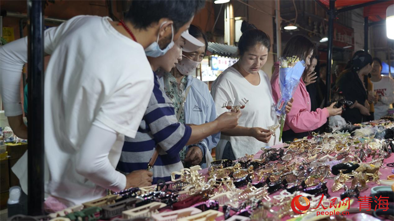 市民選購商品。人民網(wǎng) 況玉攝