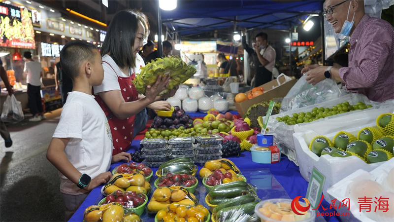 市民選購商品。人民網(wǎng) 況玉攝
