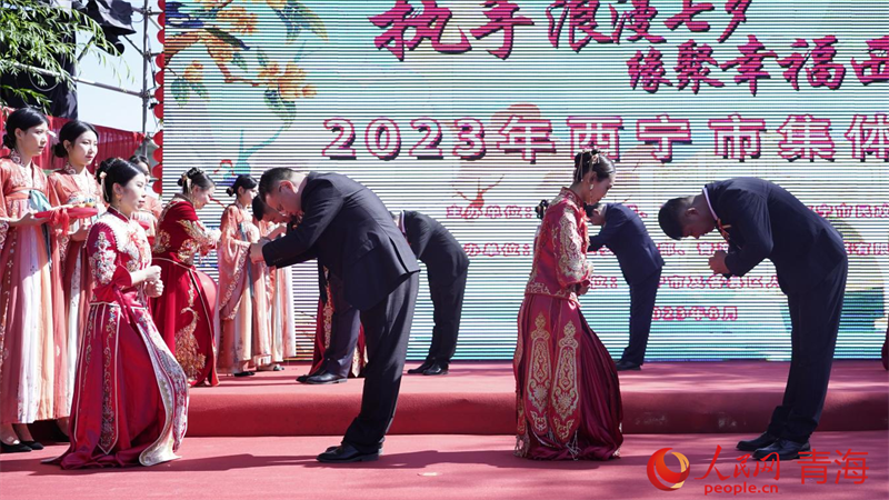 新人行禮對拜。人民網(wǎng) 況玉攝