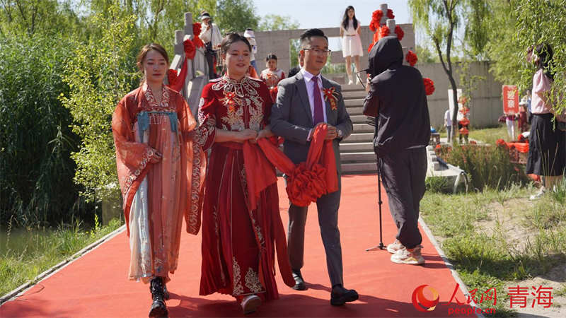 新人走鵲橋。人民網(wǎng) 況玉攝