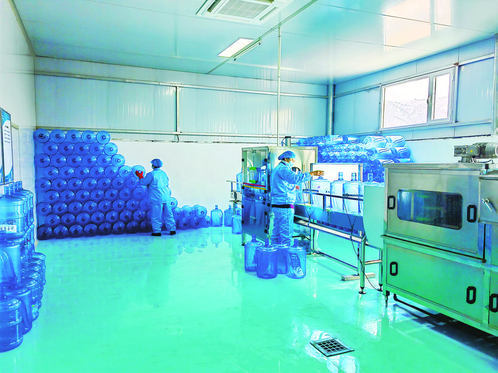 干凈整潔的現(xiàn)代化生產(chǎn)車間。青海日報(bào)記者 王晶 攝