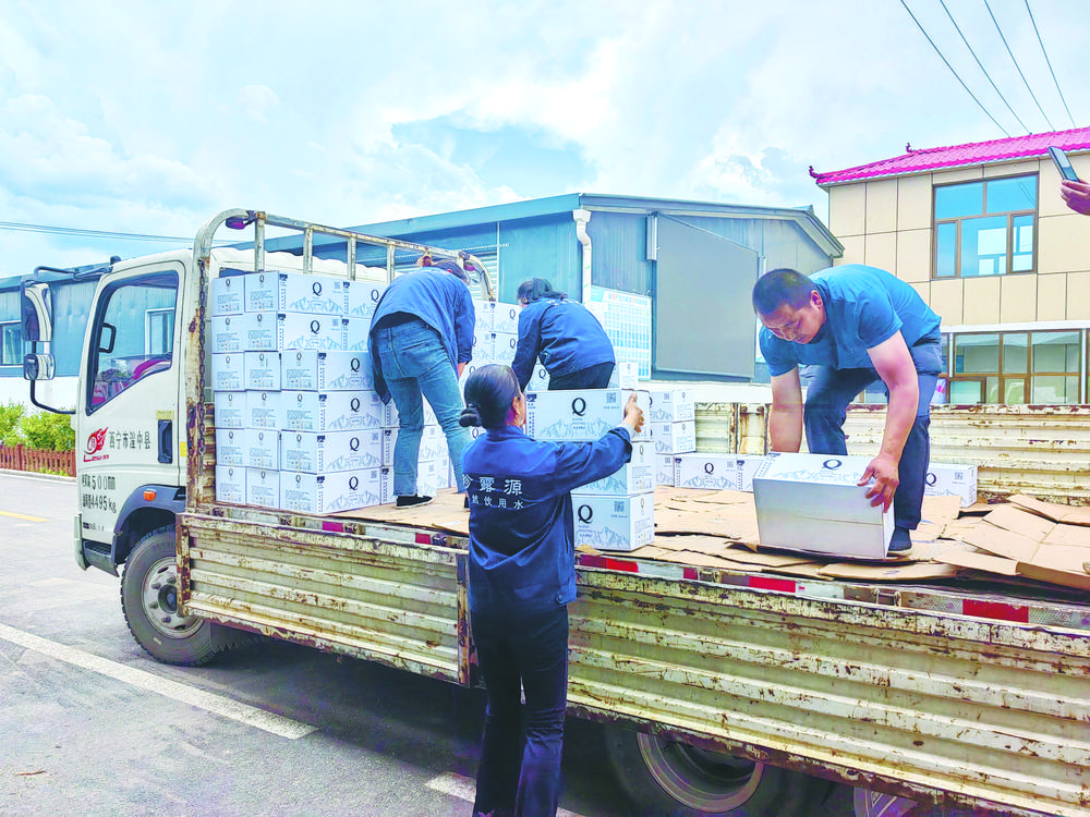 搬運(yùn)裝車的忙碌景象。青海日報(bào)記者 王晶 攝