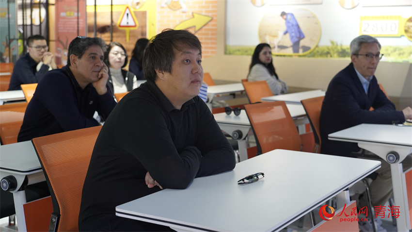 蒙古國駐華大使館參贊滿都呼參觀青海湖南岸普氏原羚保護(hù)站。人民網(wǎng) 陳明菊攝