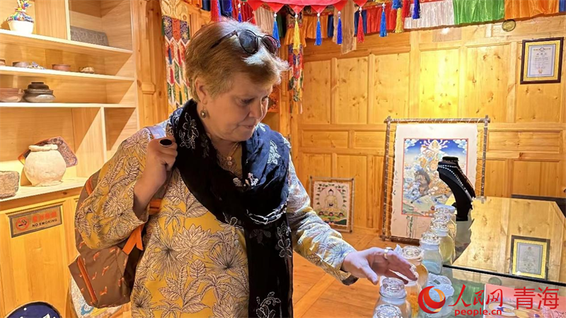 外賓參觀實(shí)物展品。人民網(wǎng) 況玉攝