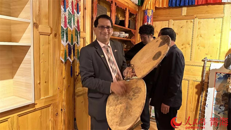 外賓體驗(yàn)非遺手工藝品。人民網(wǎng) 況玉攝