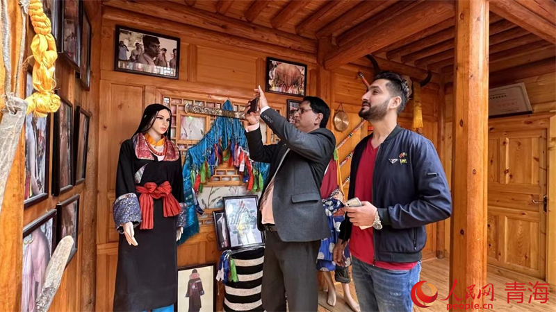 外賓參觀實(shí)物展品。人民網(wǎng) 況玉攝