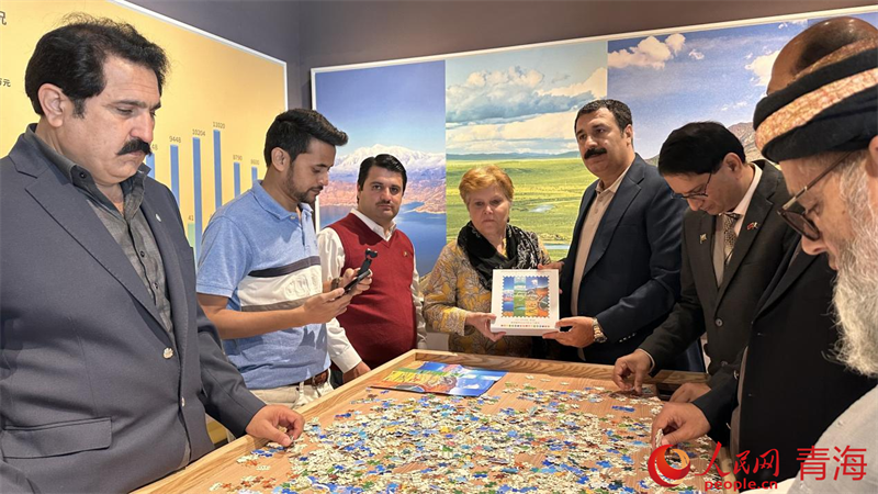 外賓在展館內(nèi)參與互動(dòng)。人民網(wǎng) 況玉攝