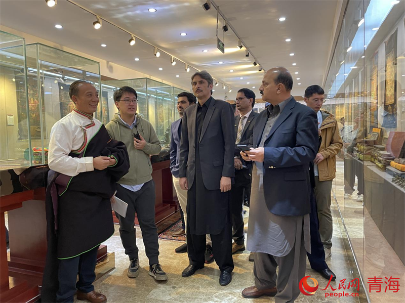 國家級(jí)非遺傳承人為外賓講解。人民網(wǎng) 況玉攝