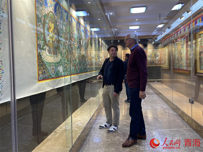 外賓參觀唐卡展館。人民網(wǎng) 況玉攝