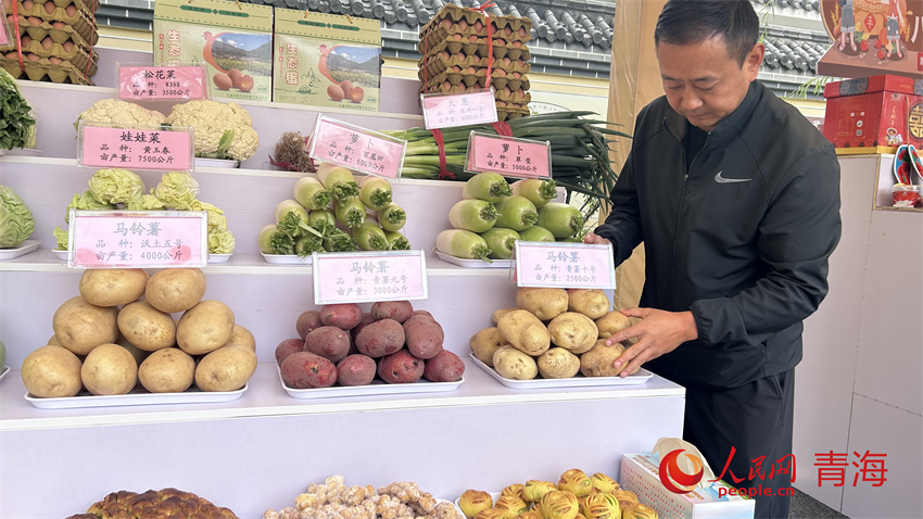 “展豐收 促興旺”特色農(nóng)副產(chǎn)品展銷。人民網(wǎng) 陳明菊攝