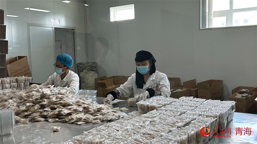 少數(shù)民族群眾在家門口實(shí)現(xiàn)就業(yè)。人民網(wǎng) 陳明菊攝