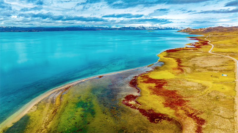 秋日冬格措納湖。宋忠勇攝