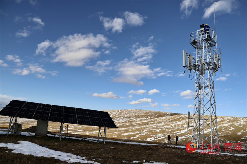 黃河源頭約古宗列曲架設(shè)遠(yuǎn)程觀測(cè)點(diǎn)位和5G基站。人民網(wǎng) 陳明菊攝