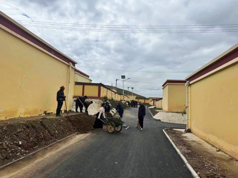 村民們自己修建村路。才旦加供圖