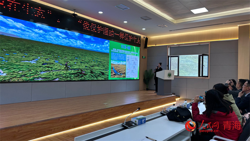 講解員通過“江源之窗”介紹玉樹生態(tài)保護情況。人民網(wǎng) 陳明菊攝