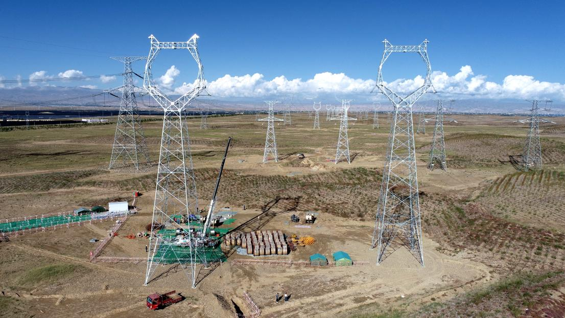 330千伏塔拉—宗日輸電線路跨越放線現(xiàn)場(chǎng)。徐浩攝