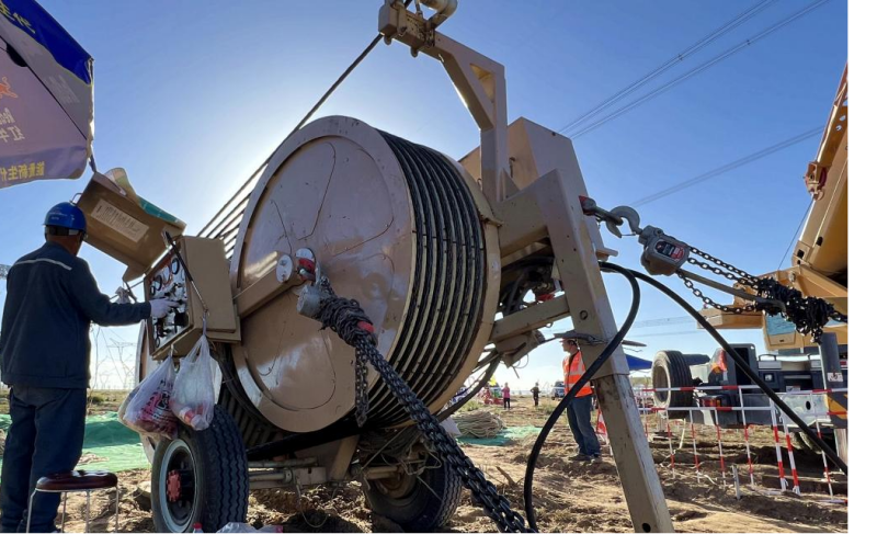 線路跨越現(xiàn)場(chǎng)施工人員在牽引場(chǎng)作業(yè)。汪曉剛攝