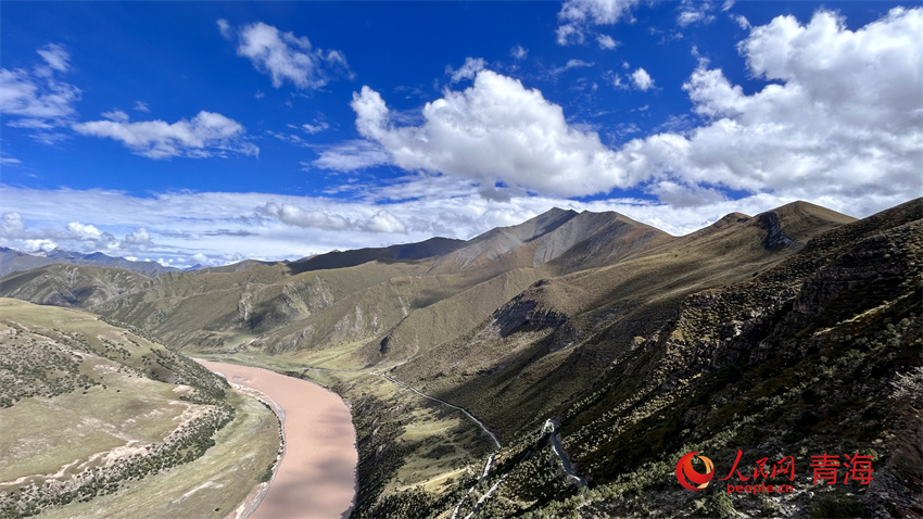 在青海省玉樹藏族自治州治多縣拍攝的“萬里長江第一灣”。人民網(wǎng) 陳明菊攝
