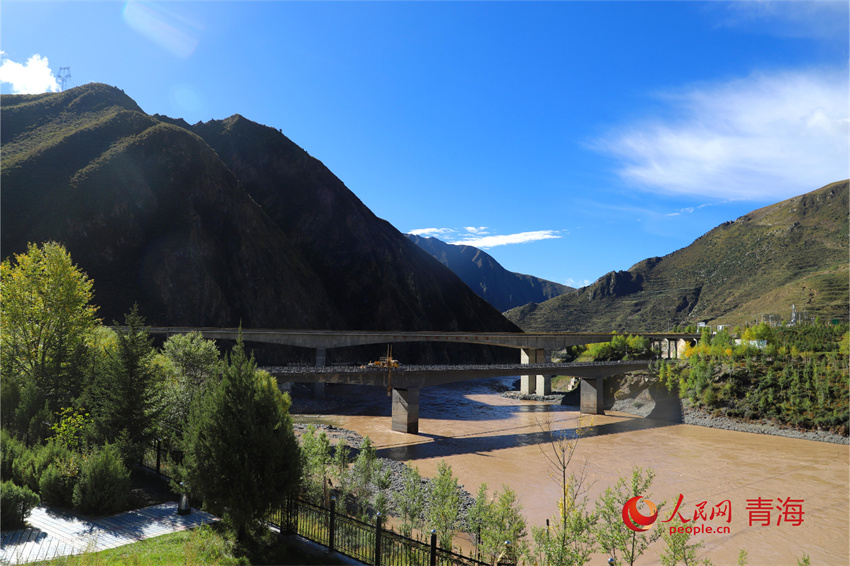 通天河環(huán)山湍流。人民網(wǎng) 陳明菊攝