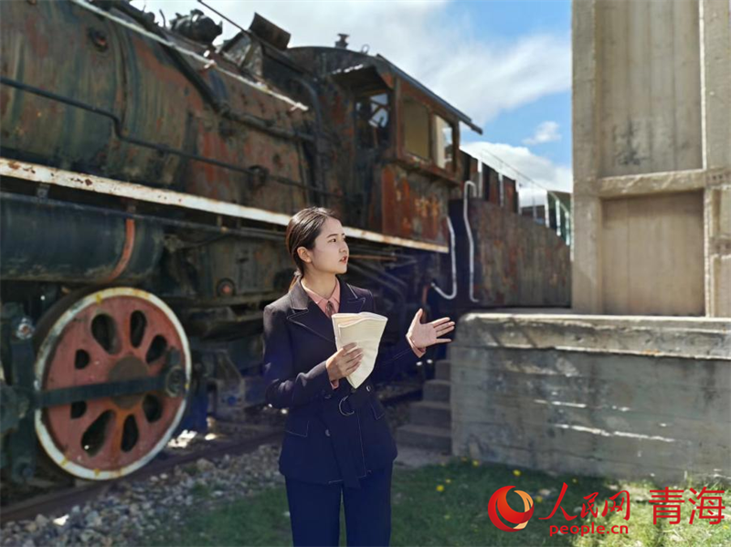 正在上星站現(xiàn)場(chǎng)教學(xué)的馬曉燕。人民網(wǎng)記者 張莉萍攝