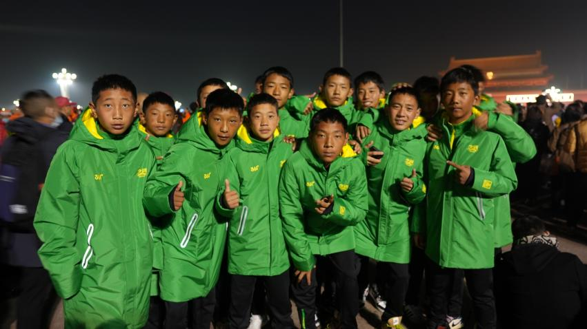 孩子們?cè)谔彀查T(mén)廣場(chǎng)。楊晨攝