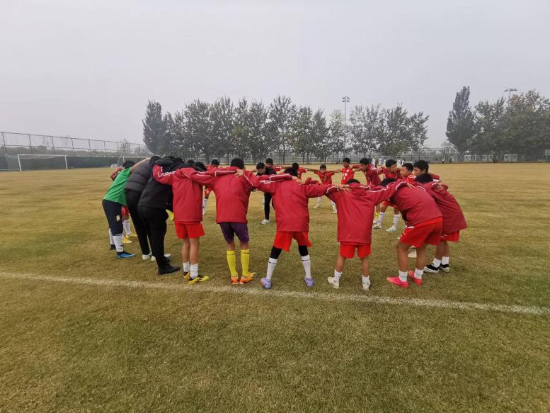 賽前互相加油鼓勁。楊晨攝