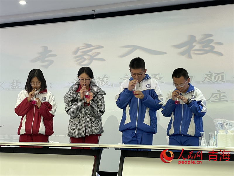 學生參與化學實驗。人民網(wǎng) 況玉攝