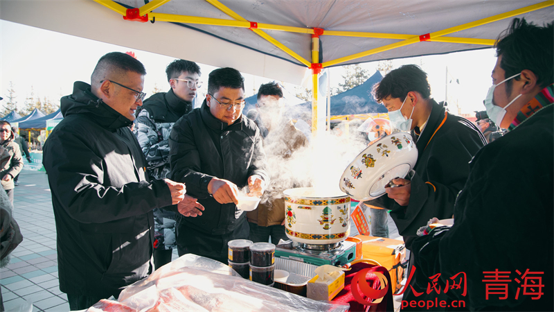 群眾品嘗美味。人民網(wǎng) 況玉攝