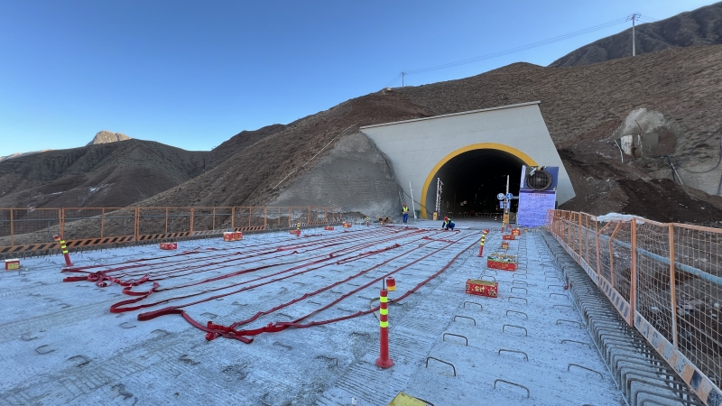 松巴峽隧道雙線順利貫通。青海省交通建設(shè)管理有限公司供圖