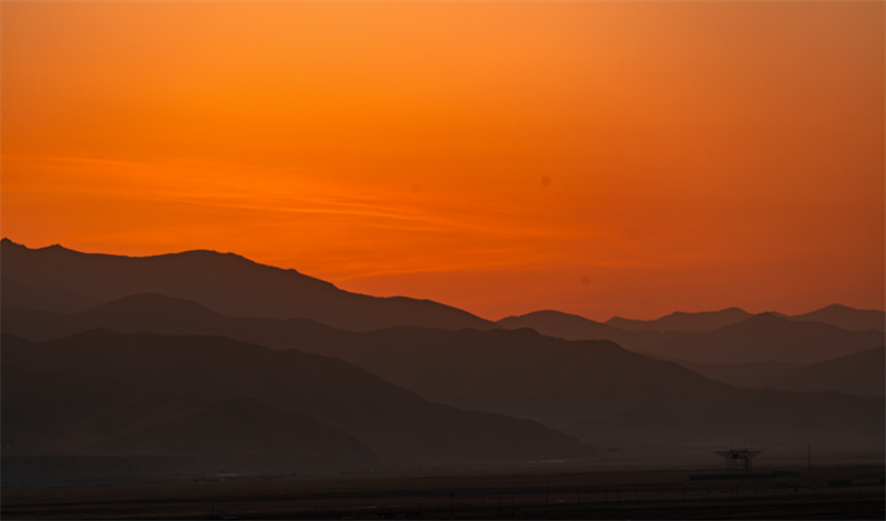 朝霞染紅天際。包雷攝