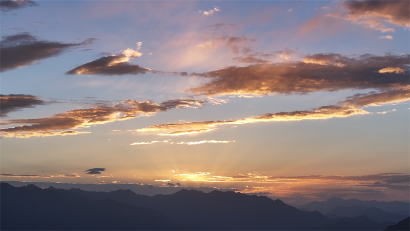 朝霞。包雷攝