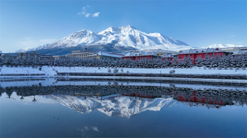 湖面倒映雪山。包雷攝