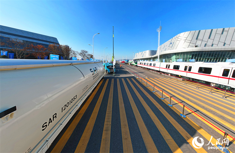 現(xiàn)場展出的列車。人民網(wǎng)記者 劉賓攝