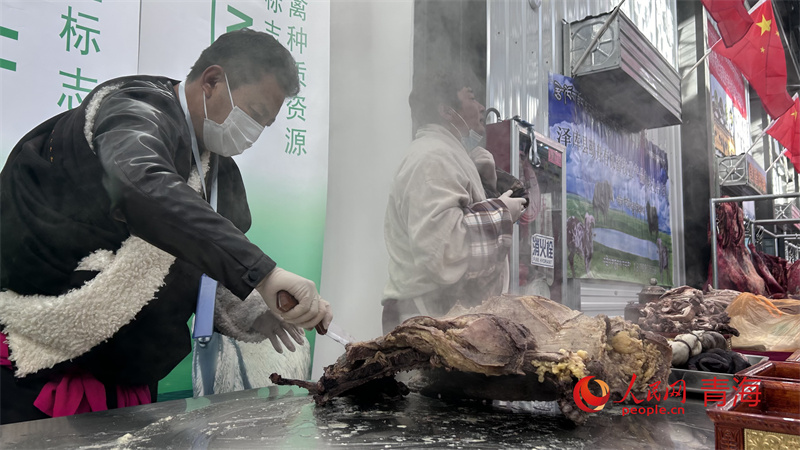 冬日節(jié)肉香四溢。人民網(wǎng) 陳明菊攝