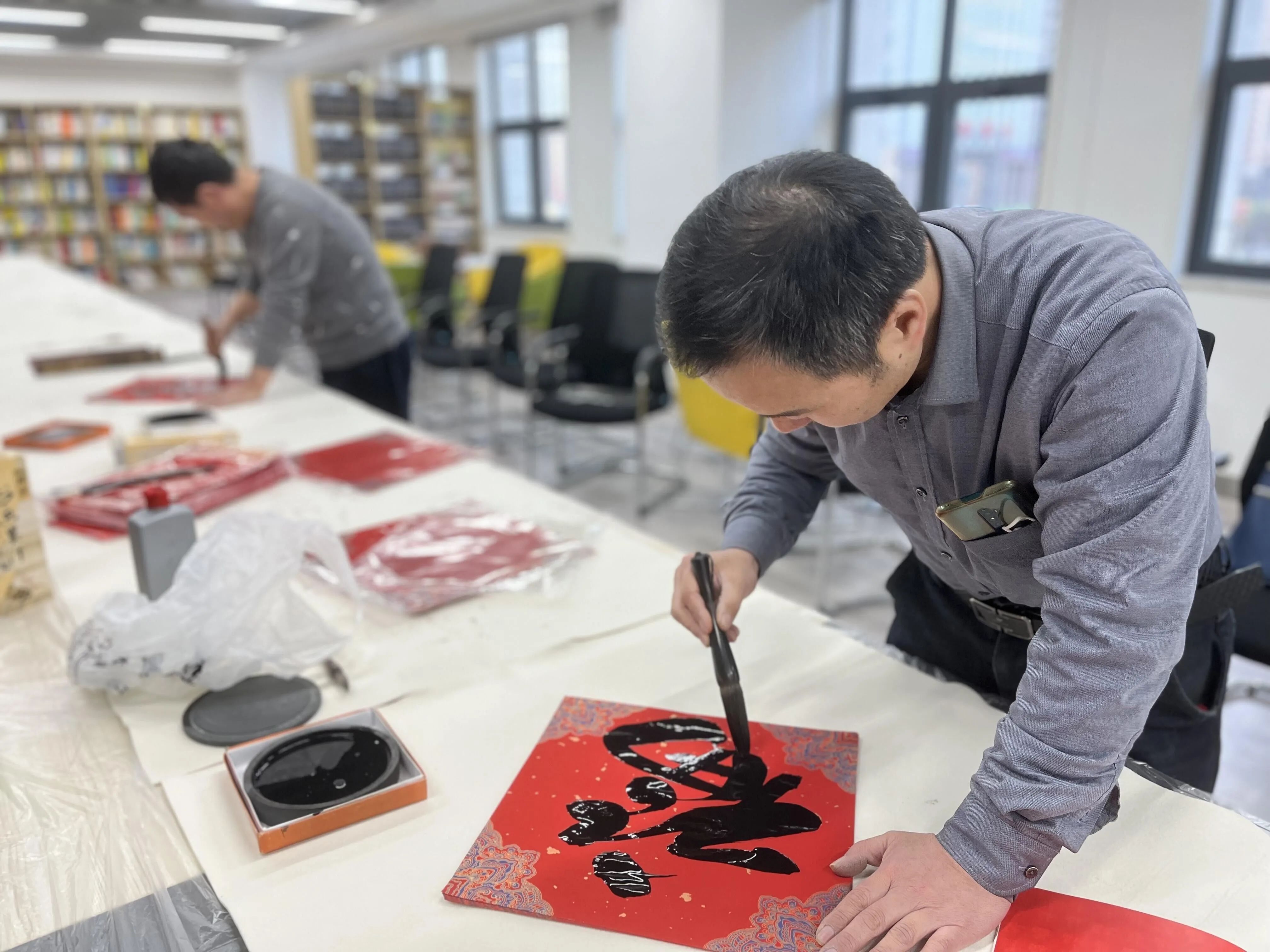 書(shū)法活動(dòng)豐富社區(qū)老人精神生活。城西區(qū)民政局供圖