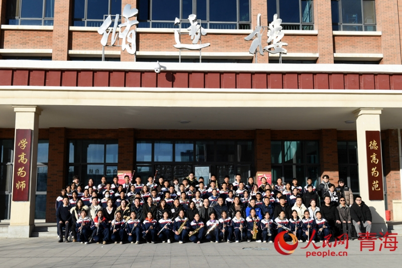 果洛州青少年管樂團(tuán)學(xué)員合影。人民網(wǎng) 況玉攝